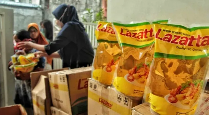 Warga mengantre beli minyak goreng murah. (Foto: Poskota/Ahmad Tri Hawaari)