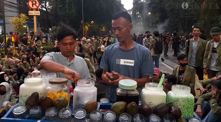 Tukang cendol bersyukur dagangannya ludes diserbu mahasiswa saat aksi demo di Istana Presiden Bogor. (foto: poskota/panca aji)