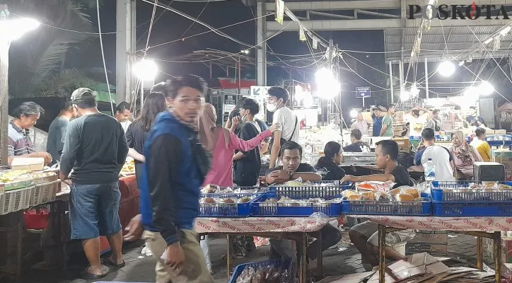 Suasana Pasar Kue Subuh Senen di Jakarta Pusat. (foto: poskota/rika)