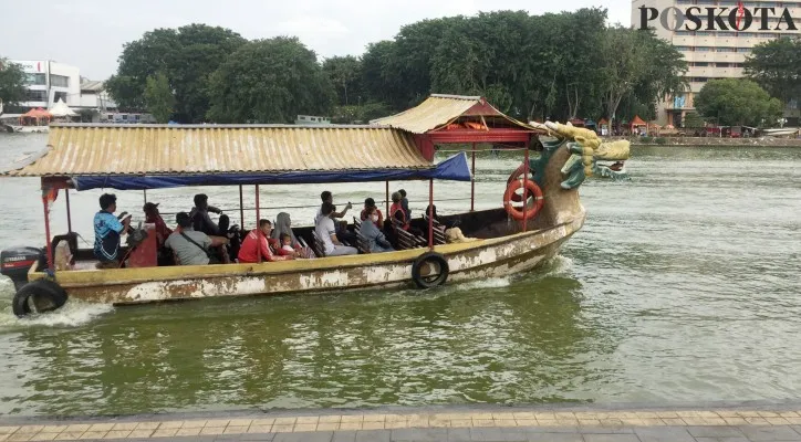 Perahu naga salah satu wahana air yang ada di Danau Sunter Selatan. (foto: poskota/ivan)