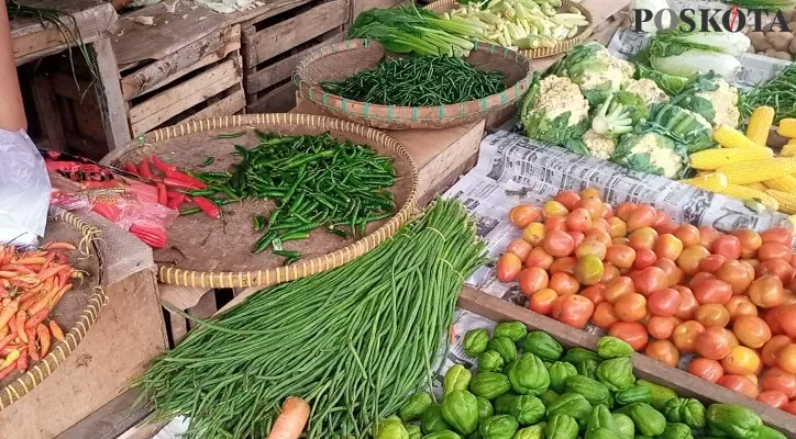 Lapak sayuran di Pasar Baru, Kota Bekasi. (foto: poskota/ihsan)