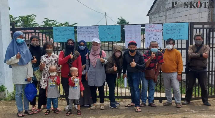 Belasan orang korban penipuan dan penggelapan pihak pengembang perumahan saat menggelar aksi unjuk rasa di Sawangan, Depok. (foto: poskota/angga)