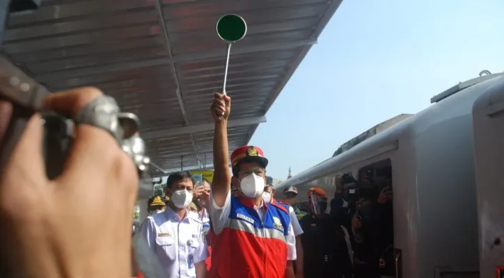 Ditjen Perkeretaapian, Zulfikri mengoperasikan kembali KA Pangrango Bogor-Sukabumi. (foto: ist)