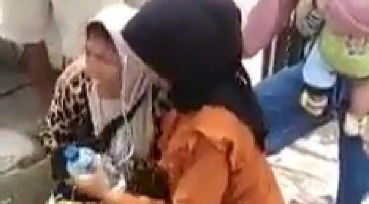 Seorang wanita nangis histeris di depan Mapolsek Citeurup, Ia mengaku kecopetan uang Rp10 juta raib. (Ist)