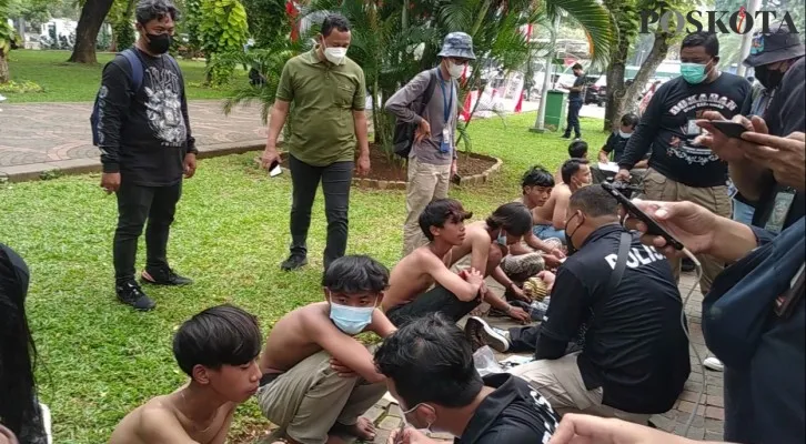 Polisi menangkap puluhan remaja lantaran diduga akan menyusup untuk mengikuti aksi demonstrasi di sekitar area Monumen Nasional (Monas), Jakarta Pusat pada Senin (11/4/2022). (Andi Adam Faturahman)