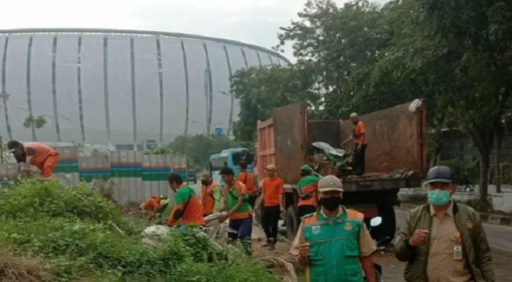 Tim Kecamatan Tanjung Priuk melakukan kegiatan bersih-bersih di Ramp Barat Jakarta Internasional Stadium (JIS) dan sekitarnya pada Selasa(12/4/2022).