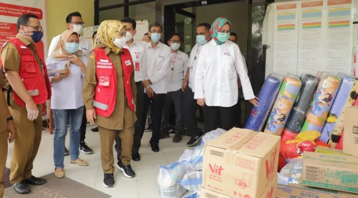 Ketua PMI Kota Tangsel Airin Rachmi Diany ketika menyerahkan bantuan untuk korban kepada PMI Provinsi Banten yang diterima Ratu Tatu Chasanah. (foto: ist)