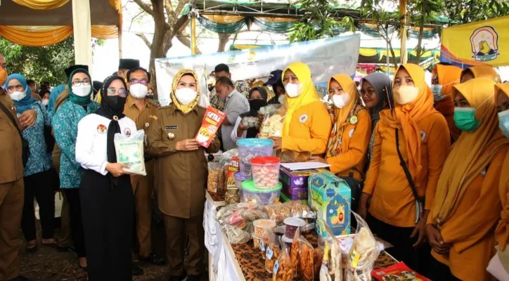 Bupati Serang Ratu Tatu Chasanah menunjukkan produk UMKM pada Bazar Ramadan. (foto: ist)