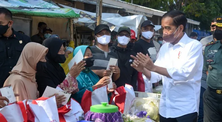 Jokowi bagikan bansos di PasarHarjamukti, Cirebon, Jabar. (Foto: Humas Setkab/Teguh)