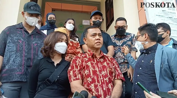 Haji Faisal saat memberikan keterangan pada awak media. (foto: poskota/there)