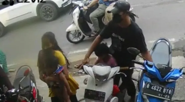 Pasangan suami istri mencuri ponsel milik pelanggan toko susu di kawasan Kembangan, Jakarta Barat. (foto: tangkapan layar cctv/ist)