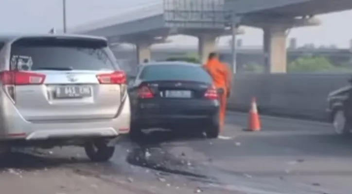 Sopir mobil Mercy tewas di tempat usai menabrak pembatas Jalan Tol Japek KM 3. (foto: ist)