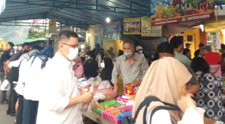 BPOM Jakarta menemukan takjil mengandung formalin yang dijual di Bendungan Hilir, Jakarta Pusat. (foto: poskota/rika)