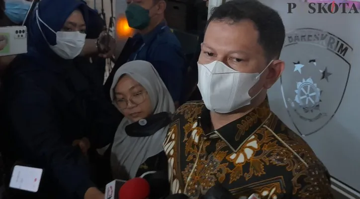 Kuasa hukum Vanesha Khong, Brian Prenada di Bareskrim Polri (foto: poskota/ zendy)