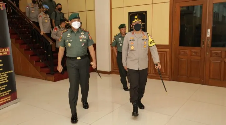 Panglima Divisi (Pangdiv) II Komando Strategis Angkatan Darat (Kostrad) Mayjen TNI Dwi Wahyu Winarto kunjungi Polda Jatim. (ist)