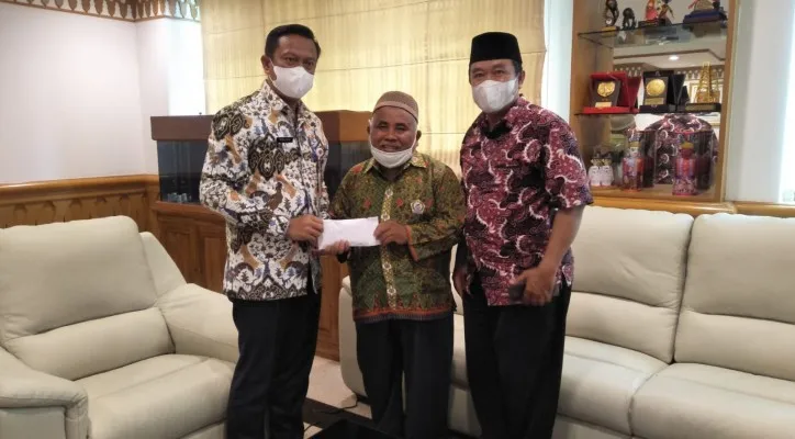 Wali Kota Jakarta Selatan Munjirin memberikan bantuan kepada Ustaz Iskandarsyah, pedagang nasi goreng yang mendedikasikan dirinya untuk membangun pondok mengaji dan ikut menjadi mengaji untuk anak-anak di wilayah Lebak Bulus, Jakarta Selatan. (foto : ist)