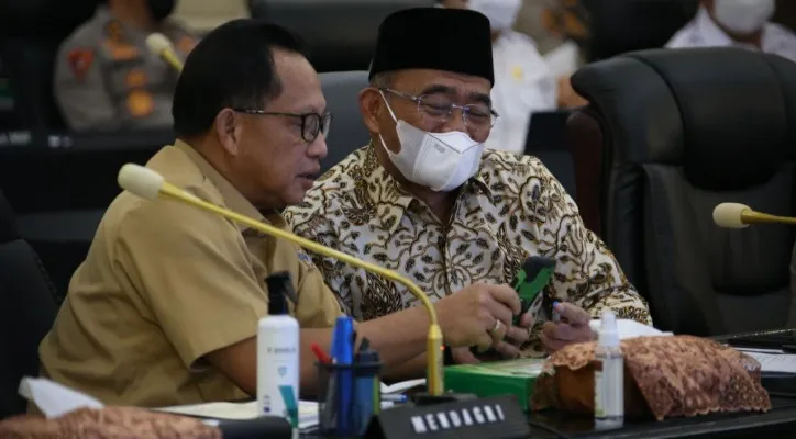 Menko PMK Muhadjir Effendy bersama Mendagri Tito Karnavian dalam rapat koordinasi lintas sektor terkait persiapan mudik Lebaran. (foto: dok. menko pmk)