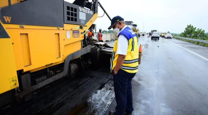 Menteri PUPR, Basuki melakukan peninjauan perbaikan jalan rusak di Tol Trans Sumatera. (Ist)