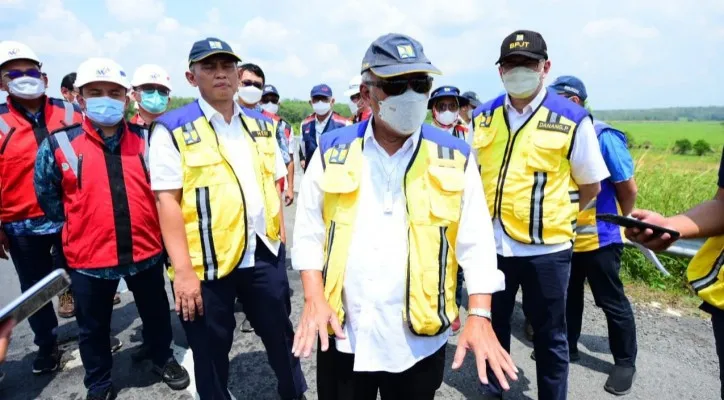 Menteri Pekerjaan Umum dan Perumahan Rakyat (PUPR) Basuki Hadimuljono meninjau Jalan Tol Trans Sumatera. (foto: ist)