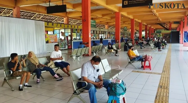 Calon penumpang bus di Terminal Kampung Rambutan, Jakarta Timur, tampak masih sepi. (foto: poskota/ardhi)