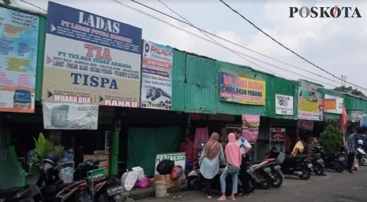 Deretan agen PO Bus yang berada di lingkungan Terminal Bekasi. Minggu (17/04/2022) pagi. (Foto: Ihsan Fahmi).