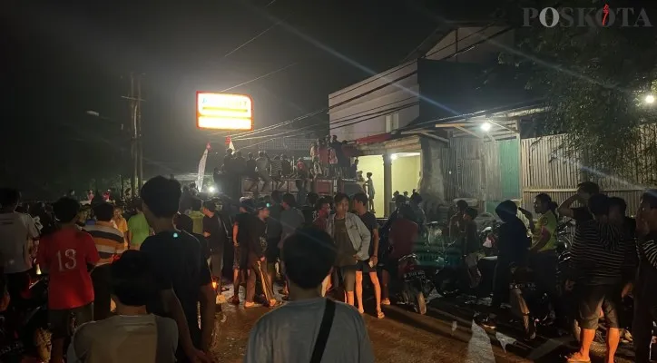 Suasana kerumunan warga usai suara tembakan terdengar dari sekitar minimarket di Pagedangan, Diduga terjadi perampokan dan penyanderaan. (foto: ist)