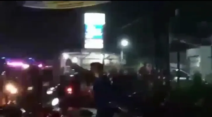 Petugas kepolisian saat mengeluarkan tembakan. (foto: screenshot video)