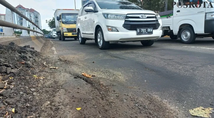 Jalan layang (flyover) Citraland tampak rusak dan bergelombang. (foto: poskota/pandi)