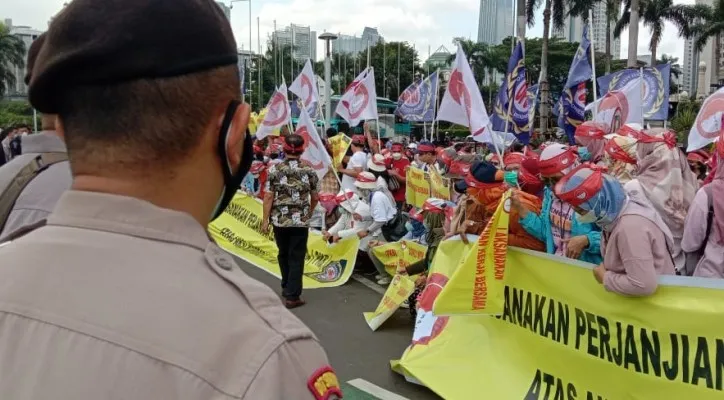 Karyawan Citibank berunjuk rasa di depan Pacific Place Mall. (foto: ist)