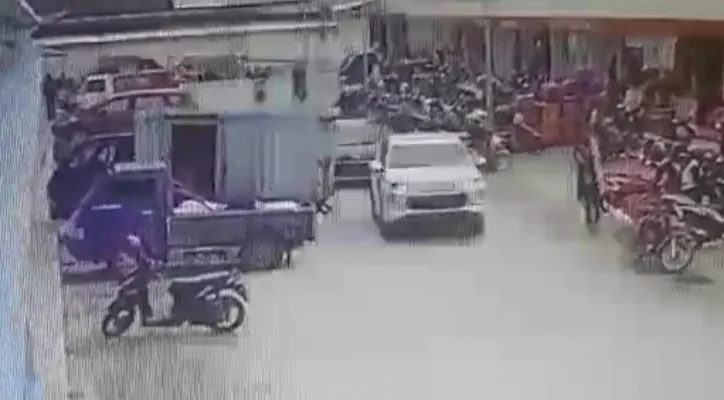 Rekaman CCTV aksi pencurian kalung emas di Pasar Cisoka. (foto: ist)