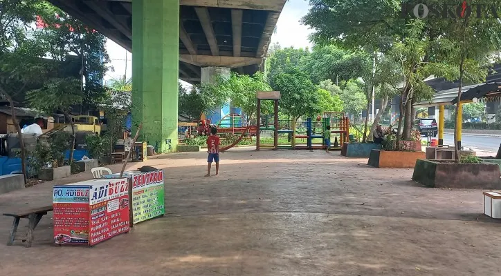 Suasana terminal bayangan di Jalan Latumentan, Grogol, Jakarta Barat. (foto: poskota/pandi)