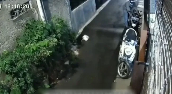 Maling motor di Kebon Jeruk, panik saat aksinya dipergoki oleh pemiliknya. (foto: tangakapan layar CCTV)