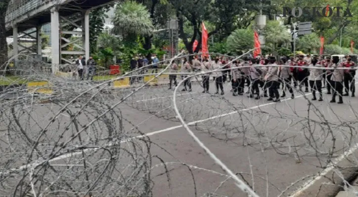 Jalan Medan Merdeka Barat yang mengarah ke dekat Istana Merdeka, ditutup polisi yang tengah berjaga di kawasan aksi demo mahasiswa di Patung Kuda Arjuna Wijaya. (foto: rika)