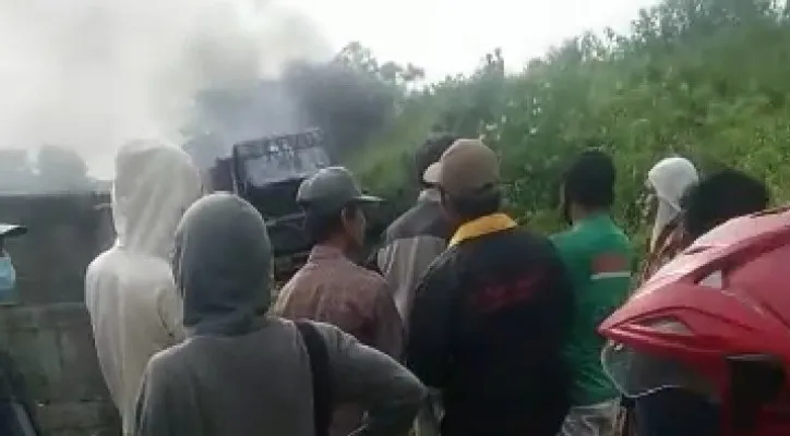 Merasa geram, warga Sindang Jaya membakar truk yang digunakan maling untuk mengangkut sapi. (foto: ist)