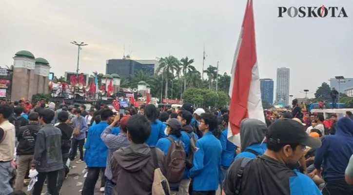 Massa aksi yang tergabung dari mahasiswa dan buruh masih bertahan di depan Gedung DPR. (Foto: Pandi)