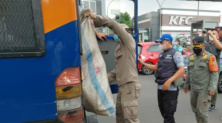 Petugas gabungan menertibkan PMKS di wilayah Jakarta Timur. (foto: ist)