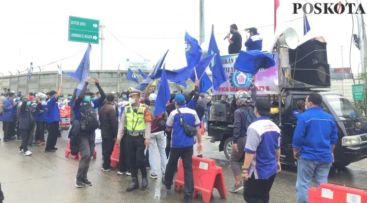 Ratusan buruh pensiunan pabrik minyak goreng menggeruduk PT Salim Ivomas Pratama, menuntut uang pensiun segera dicairkan. (foto: poskota/cr06)