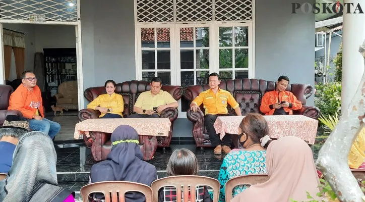 Ketua Umum PPK Kosgoro 1957, Dave Laksono dan Ketua PPK Kosgoro, H. Dimas Azisoko Harmoko melakukan giat Safari Ramadhan di Kabupaten Indramayu, Jawa Barat, Kamis 21 April 2022. (foto: poskota/cr01)