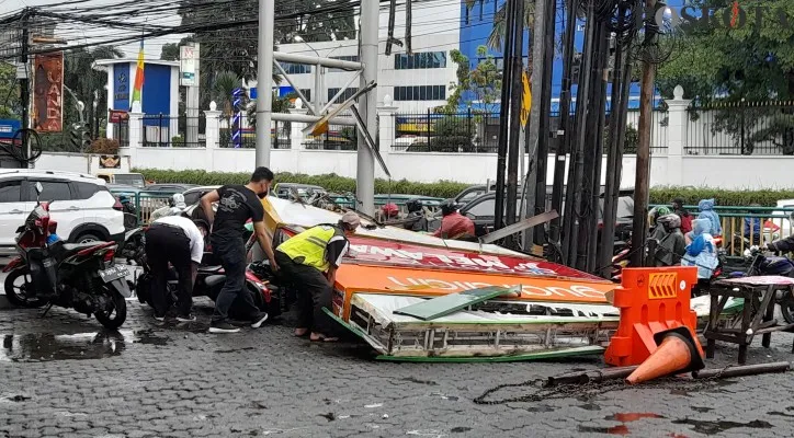 Papan reklame di depan RS Fatmawati roboh saat hujan deras disertai angin kencang.(foto : poskota/cr07)