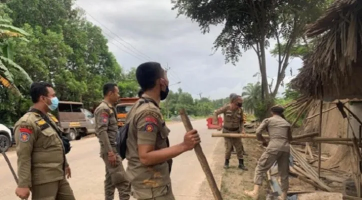 Satpol PP bongkar bangunan warung makan yang diduga sering dijadikan lokasi mesum (warung remang-remang) di Parungpanjang, Kabupaten Bogor.