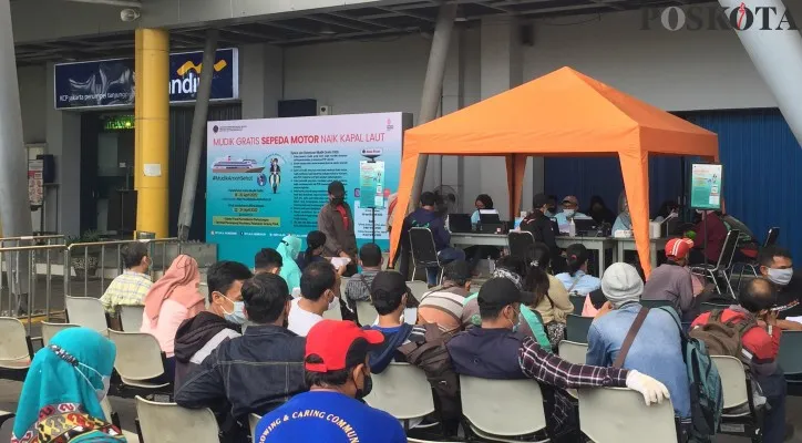 Warga menyerbu posko mudik gratis di Pelabuhan Tanjung Priok, Jakarta Utara. (foto: poskota/ ivan)