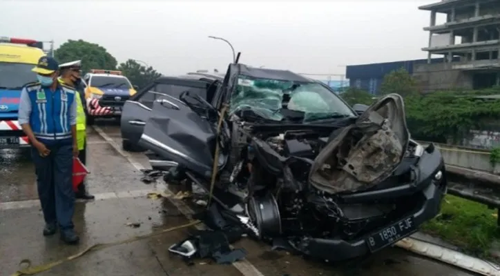 Mobil Toyota Fortuner B 1850 FJF usai mengalami insiden laka lantans di Jalan Tol JORR, Minggu (24/4/2022).  (Foto: Ist)