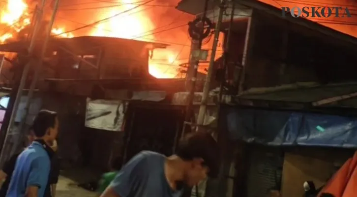 Kebakaran hebat melanda pemukiman padat penduduk di kawasan Pasar Gembrong, Jakarta Timur, (Dok. Poskota)