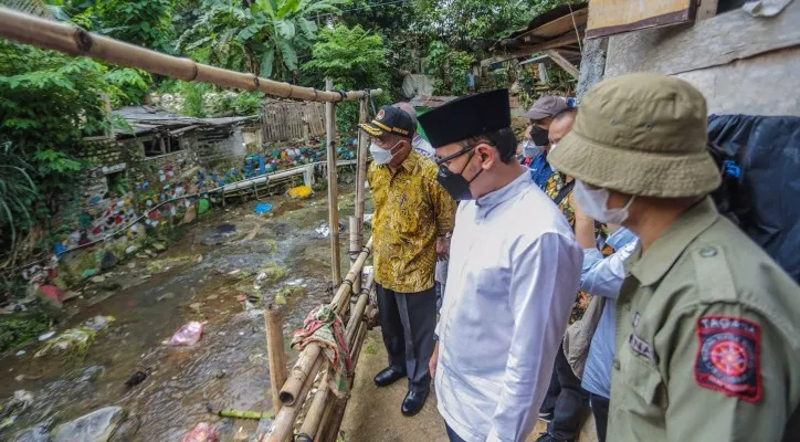 Walikota Bogor, Bima Arya mendampingi Menko PMK, Muhadjir Effendy mengunjungi Kampung Mongol. (foto: ist)