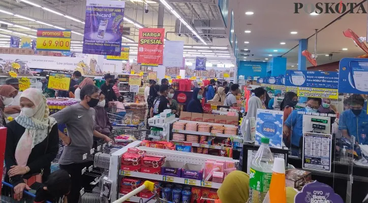 Jelang Hari raya Idulfitri, pusat perbelanjaan di kawasan Citra Raya, Cikupa, Kabupaten Tangerang diserbu masyarakat. (foto: poskota/vero)