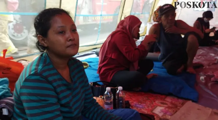 Siti Suryani salah satu korban kebakaran di kawasan Pasar Gembrong, Cipinang Besar Utara, Jakarta Timur. (foto: poskota/ardhi)