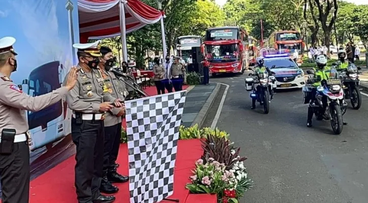 Polri lakukan pelepasan pada pemudik 2022. (foto: PMJ)