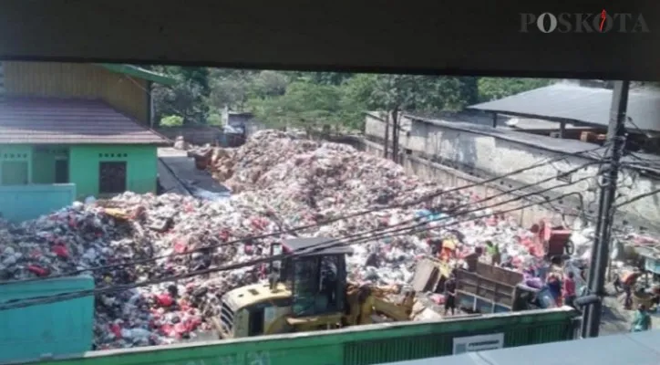 Terlihat gunungan sampah di pasar tradisional Pasar Cisalak, Kota Depok. (Foto: angga)