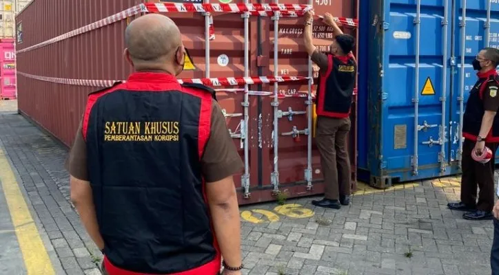 Penyidik Kejati DKI Jakarta berhasil menyita satu unit kontainer berisikam minyak goreng yang akan di ekspor ke Hong Kong. (ist)