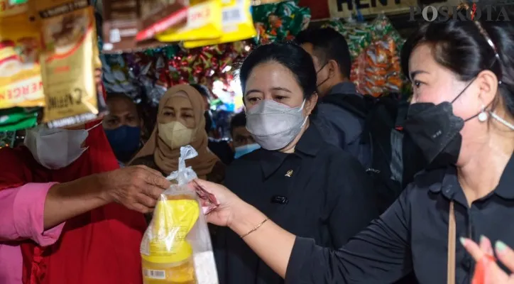 Puan Maharani saat cek harga minyak goreng. (foto: poskota/rizal)